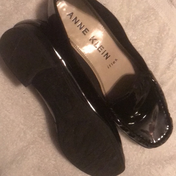 REPOST - size 8.5 patent leather Anne Klein slip ons. classic pair of shoes - Picture 5 of 5